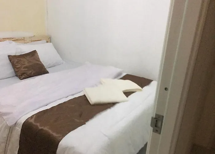 Hostal 24 *