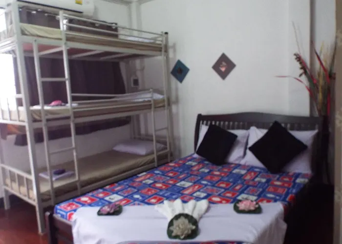 Hostal 24 *