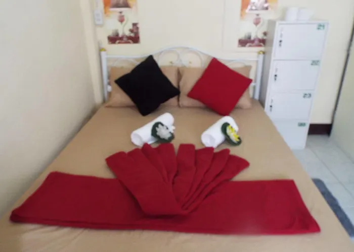 Hostal 24 *