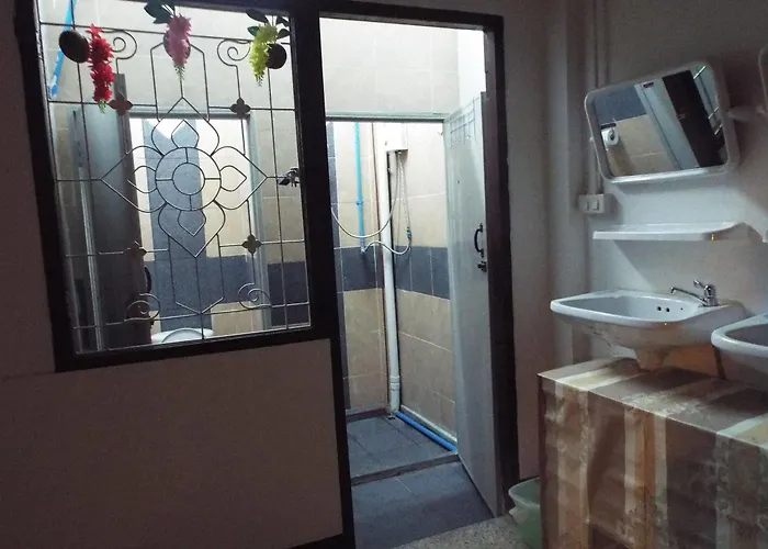 Hostal 24 *